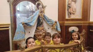 Alumnat de I5 de l'Escola Pare Manyanet de Reus davant l'estàtua de La Pastoreta al Santuari de Misericòrdia.