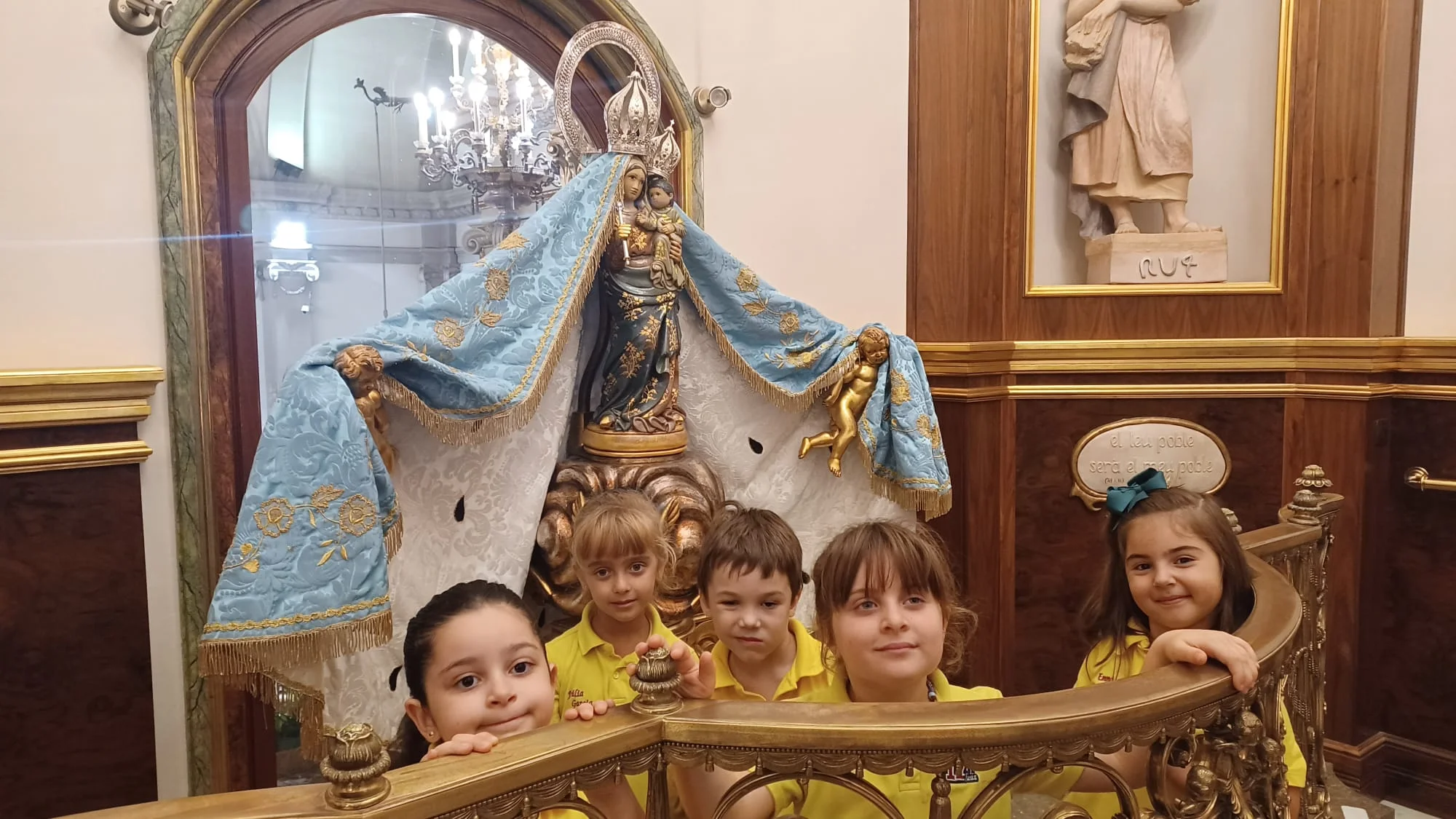 Alumnat de I5 de l'Escola Pare Manyanet de Reus davant l'estàtua de La Pastoreta al Santuari de Misericòrdia.