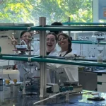 Alumnat de Batxillerat de l'Escola Pare Manyanet de Reus realitzant un experiment de química als laboratoris de la Universitat Rovira i Virgili.