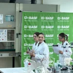 Alumnat de Batxillerat de l'Escola Pare Manyanet de Reus realitzant un experiment de química als laboratoris de la Universitat Rovira i Virgili.