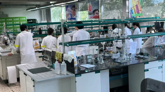 Alumnat de Batxillerat de l'Escola Pare Manyanet de Reus realitzant un experiment de química als laboratoris de la Universitat Rovira i Virgili.