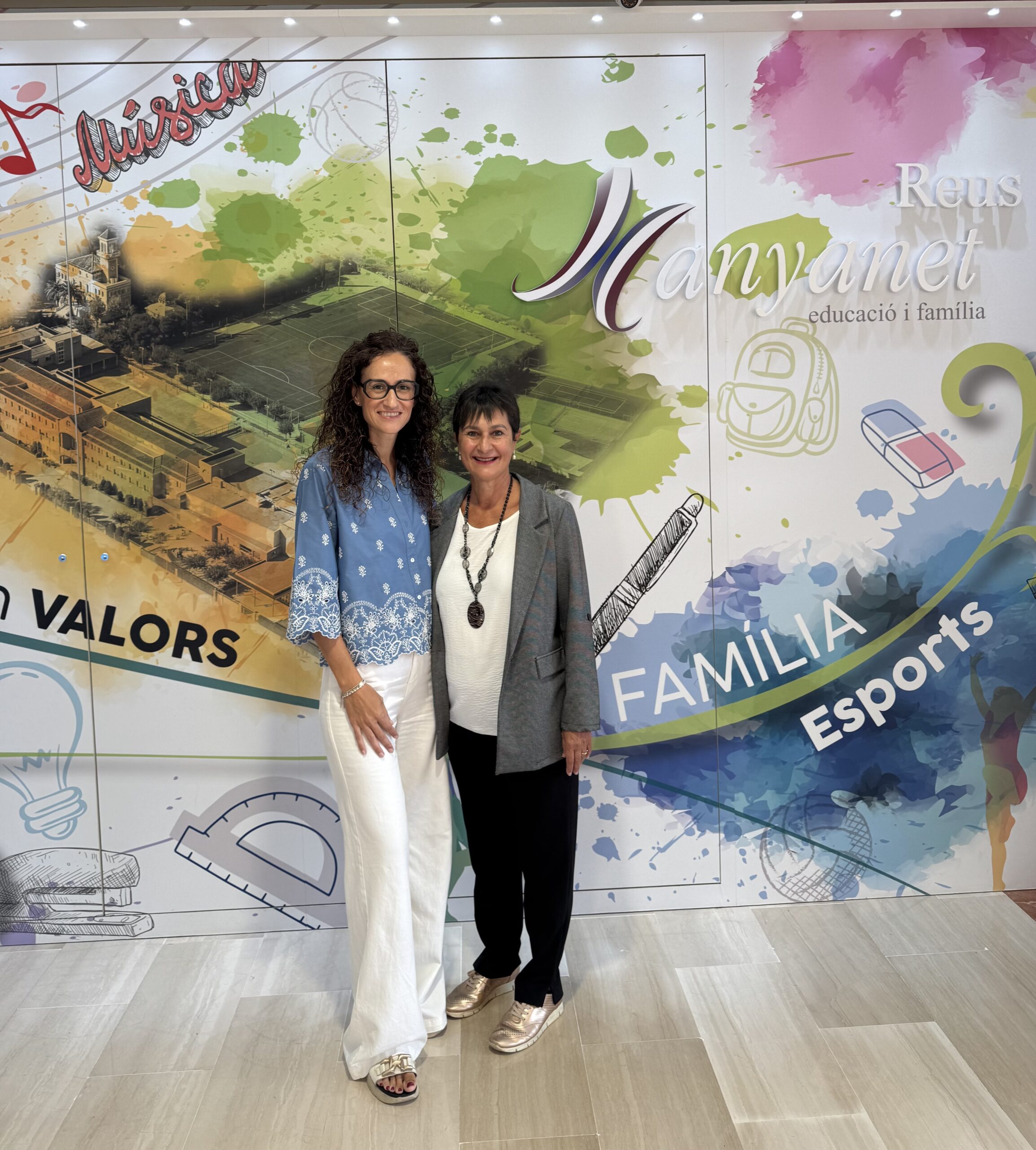 Gemma B. i Mariona Domínguez Rull, cap d'estudis sortint i entrant de l'Escola Pare Manyanet de Reus, al pati del centre.