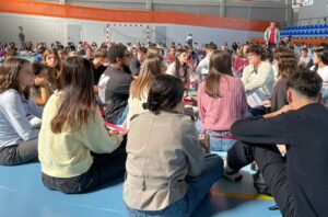 Alumnat de l'Escola Pare Manyanet de Reus al pavelló durant l'acte de cloenda contra l'assetjament escolar fent onejar els seus missatges de suport.