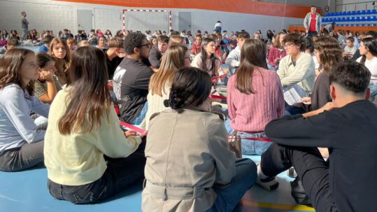 Alumnat de l'Escola Pare Manyanet de Reus al pavelló durant l'acte de cloenda contra l'assetjament escolar fent onejar els seus missatges de suport.